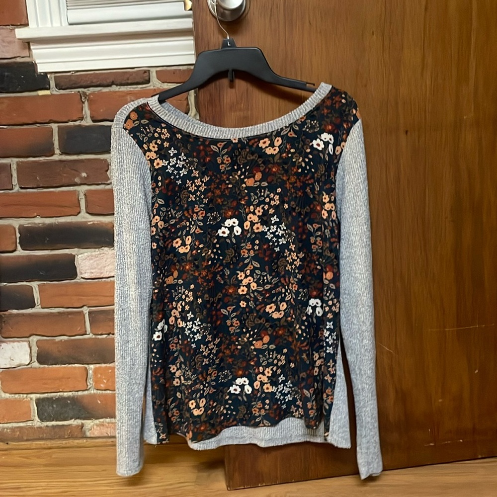 Kayleigh grey long sleeve with gorgeous flower print.